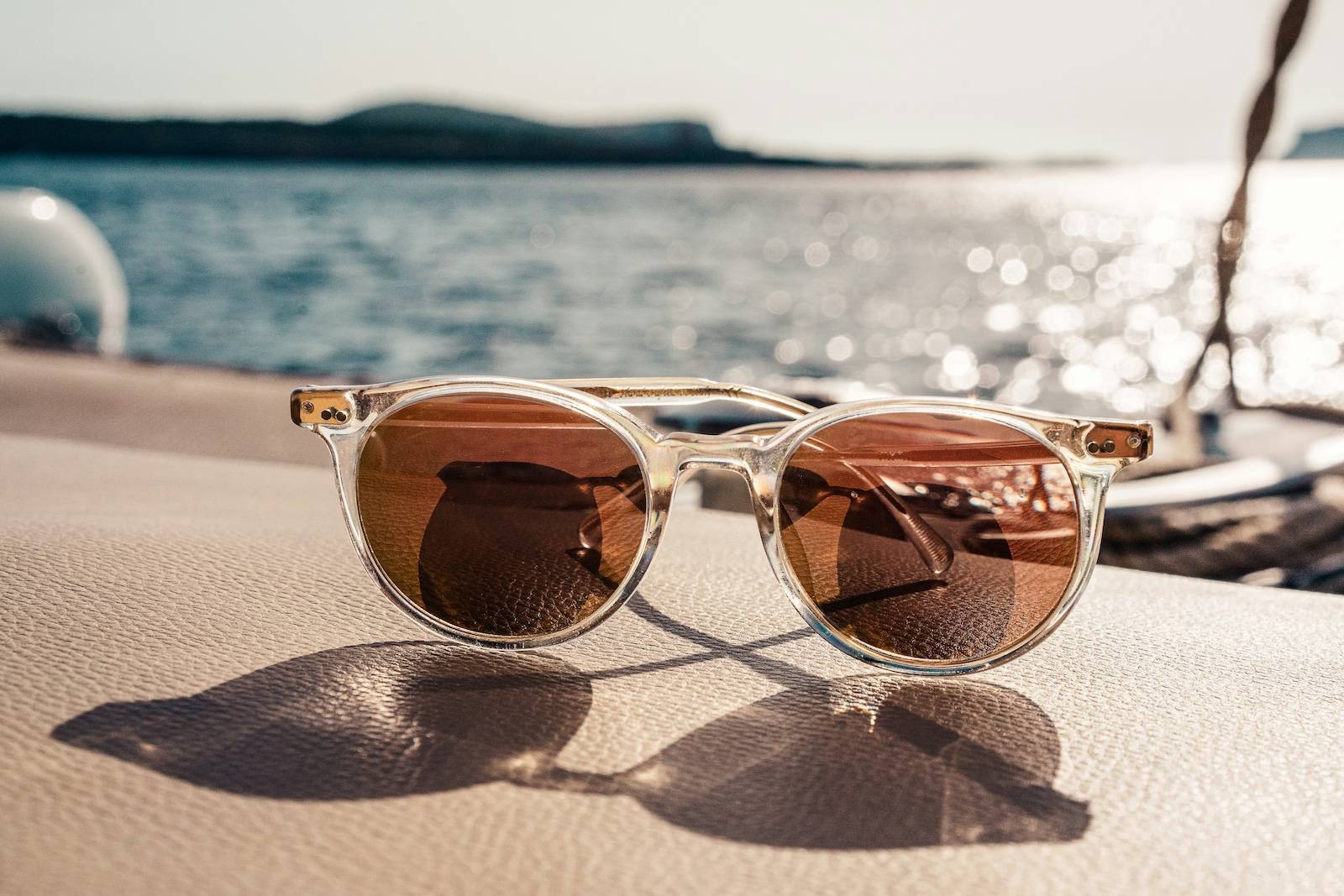 verres pour ne pas être ébloui à la plage sur des lunettes de soleil adaptées aux reflets du soleil sur l'eau