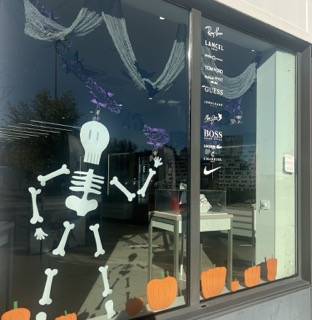 idée vitrine d'Halloween pour devanture de magasin bordeaux 